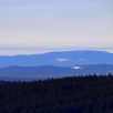 Luftspiegelungen am Schneeberg und Ochsenkopf (Sendemast links dahinter) im Fichtelgebirge