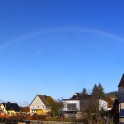 Regenbogen vor wolkenlosem Himmel in Schwarzenberg (ch)